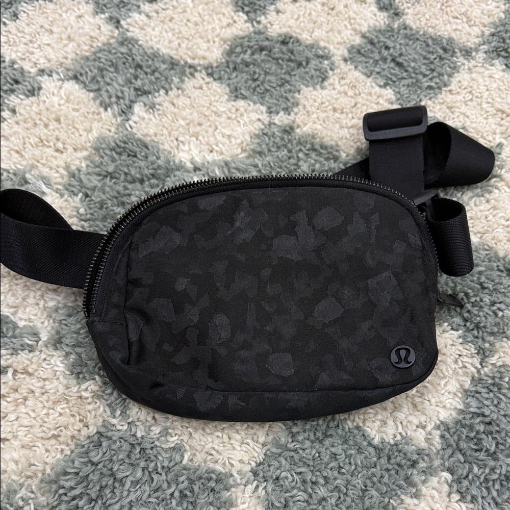 lululemon athletica Black Camo Men's Belt Bag